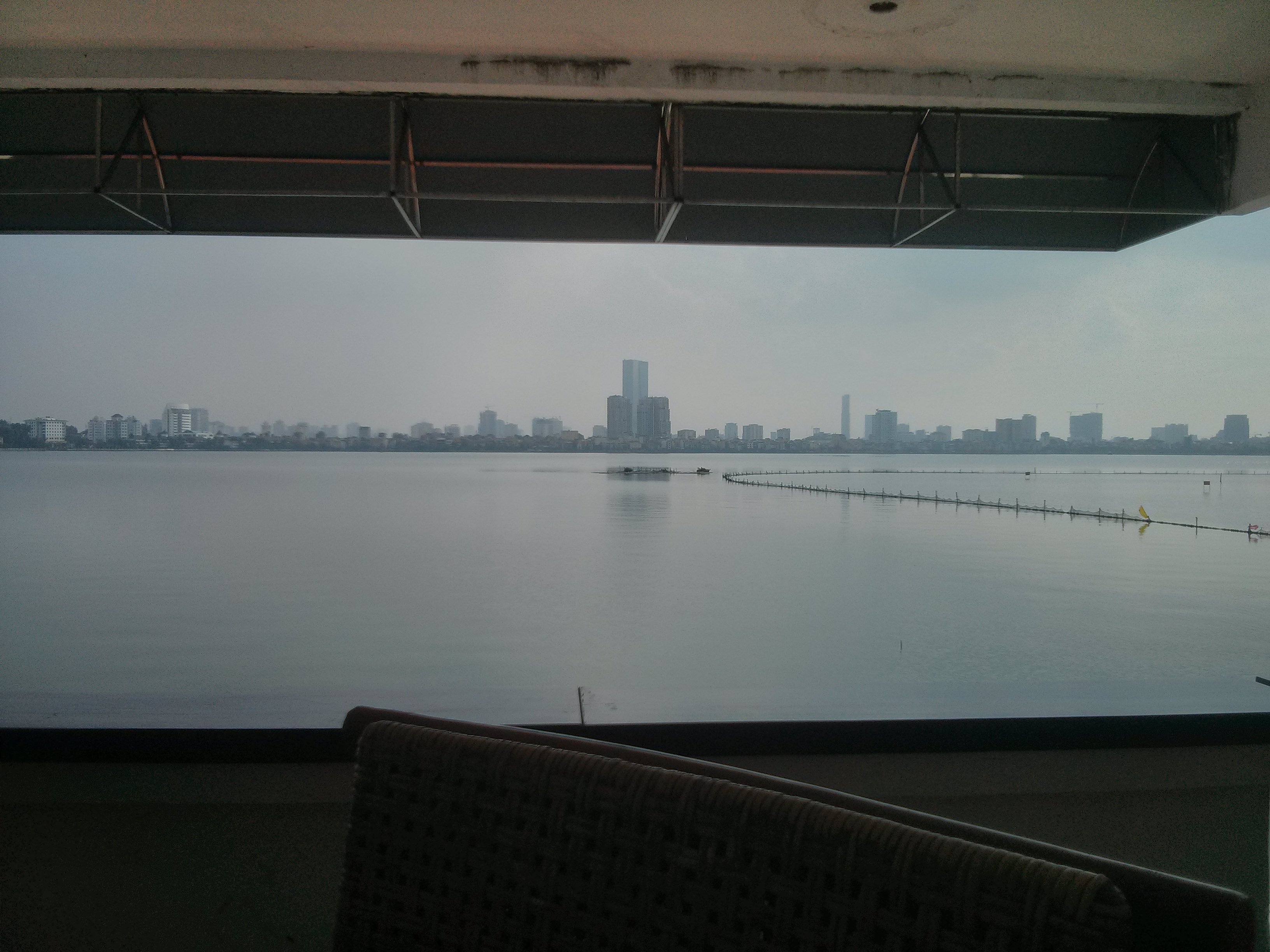 Vue sur un lac depuis la terrasse de l’hôtel