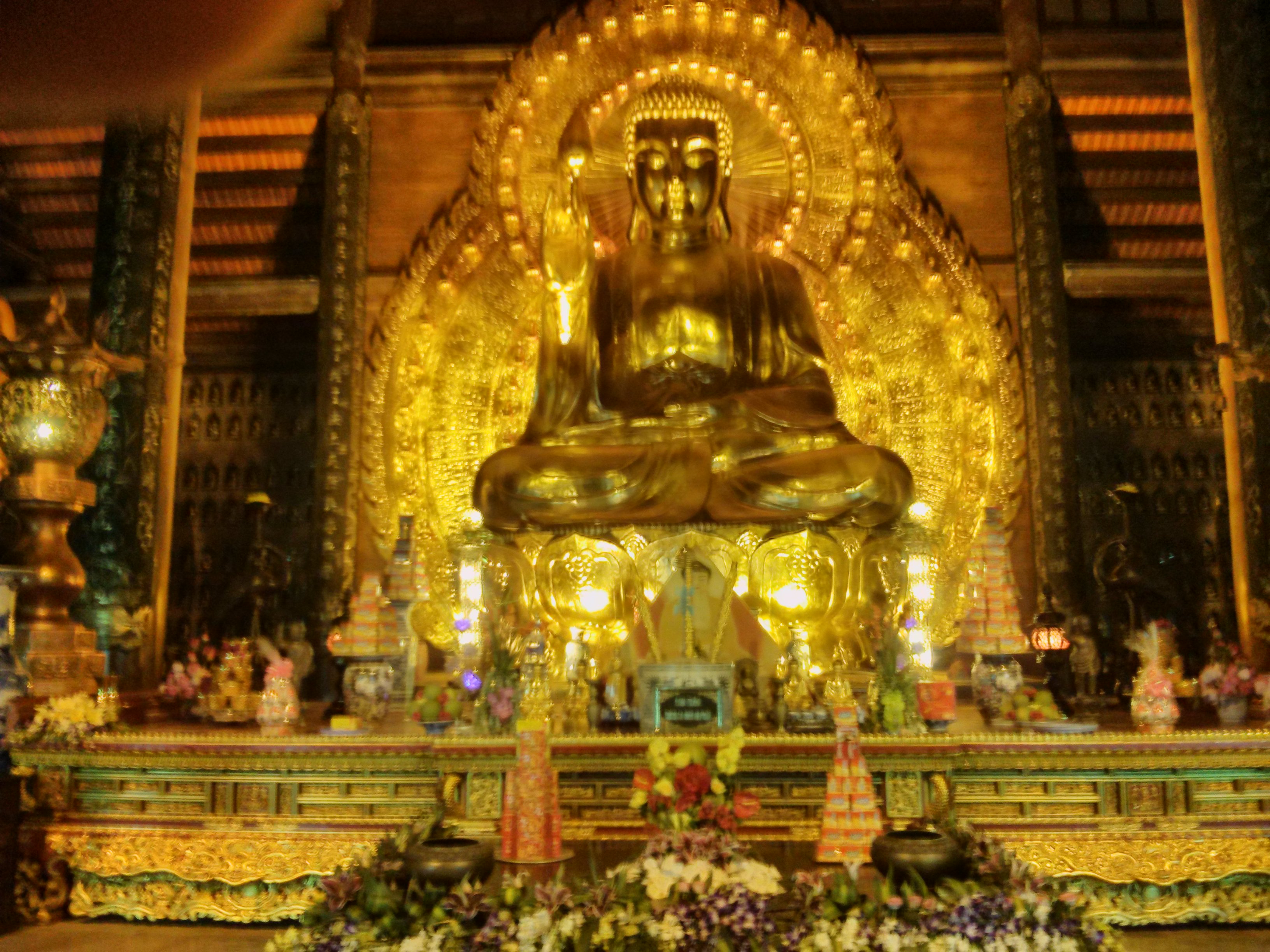 Le bouddha à l’intérieur de la pagode