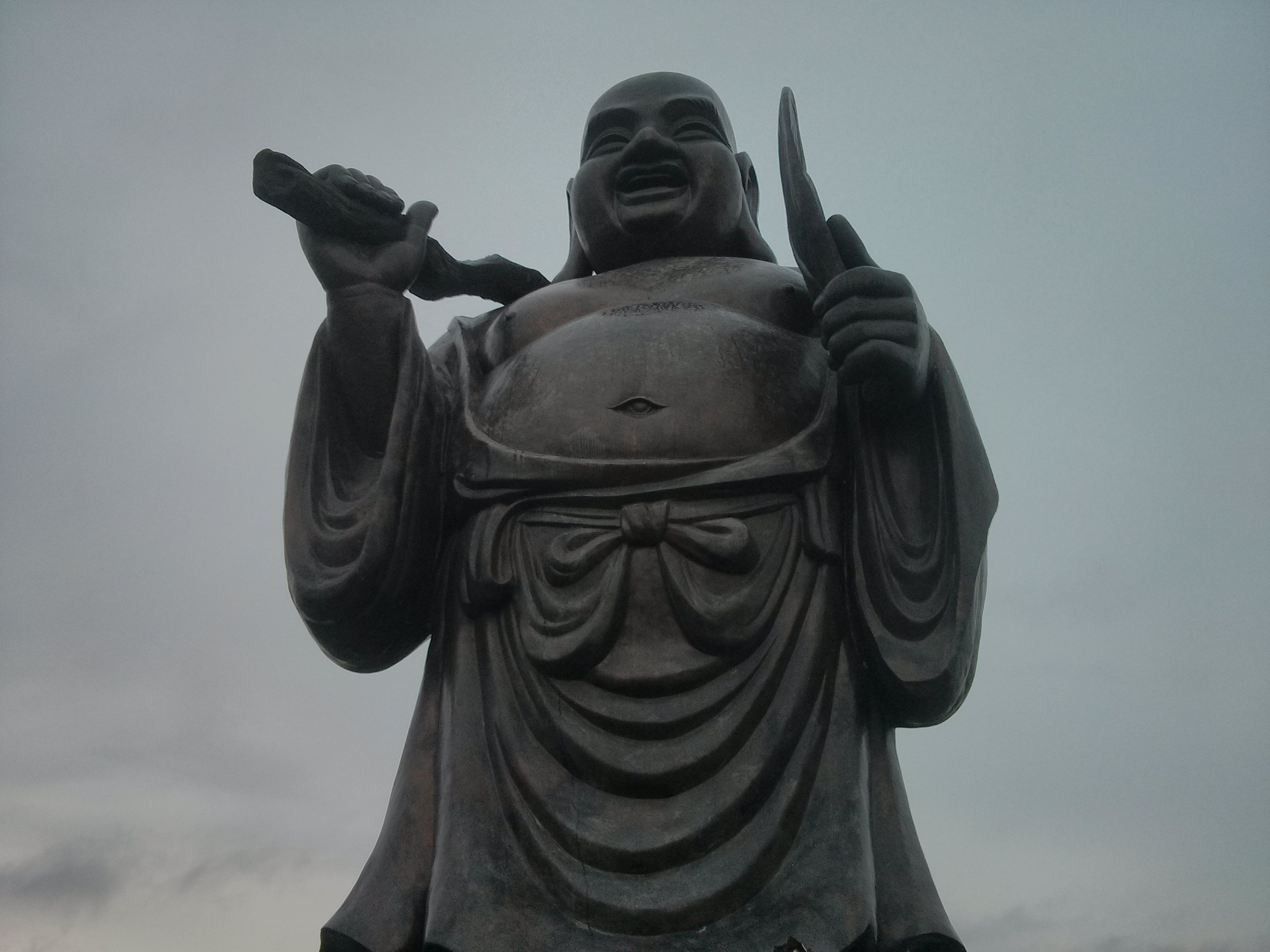 Le bouddha en haut de la montagne