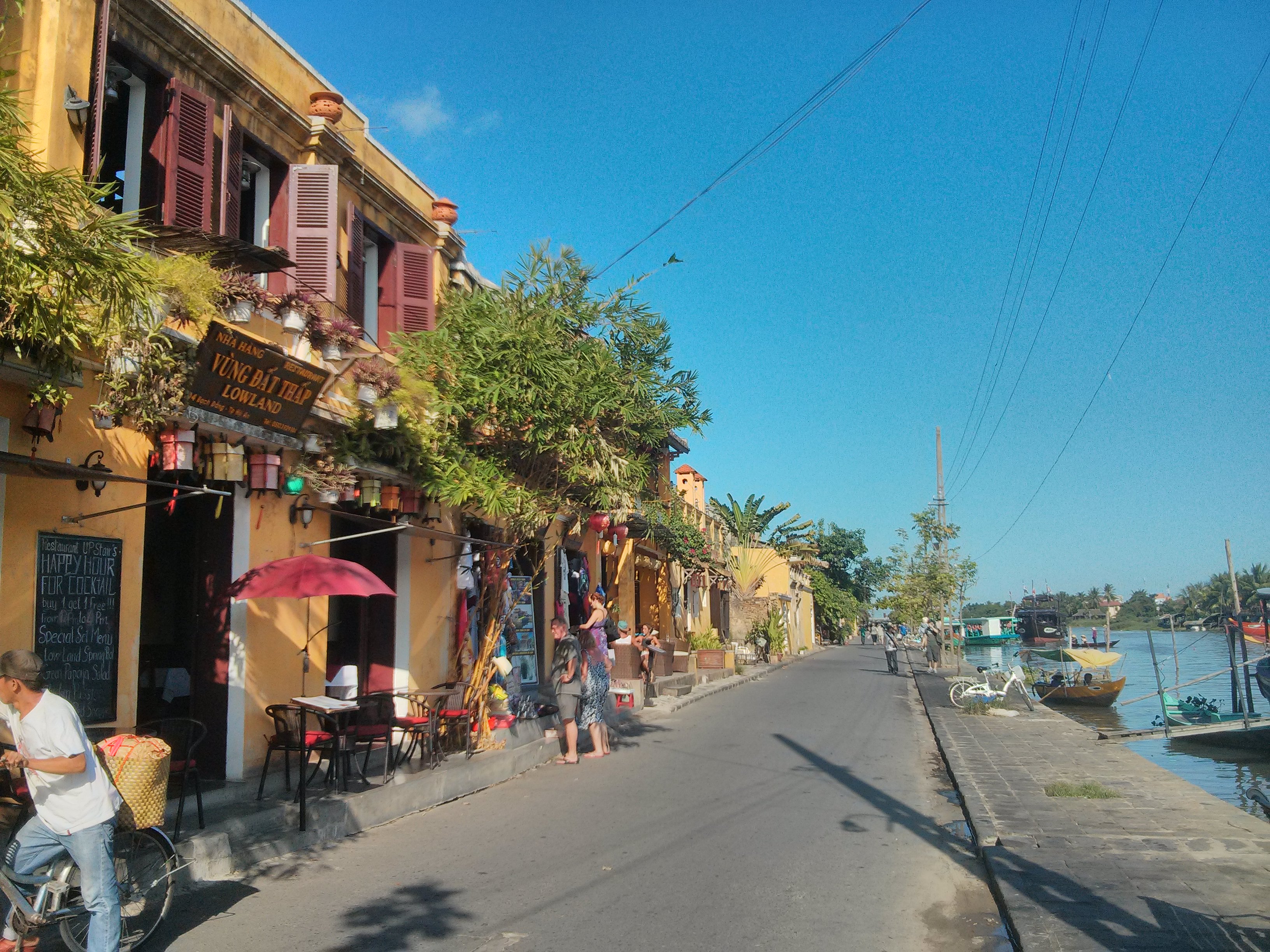 Une bien belle petite rue le long du canal