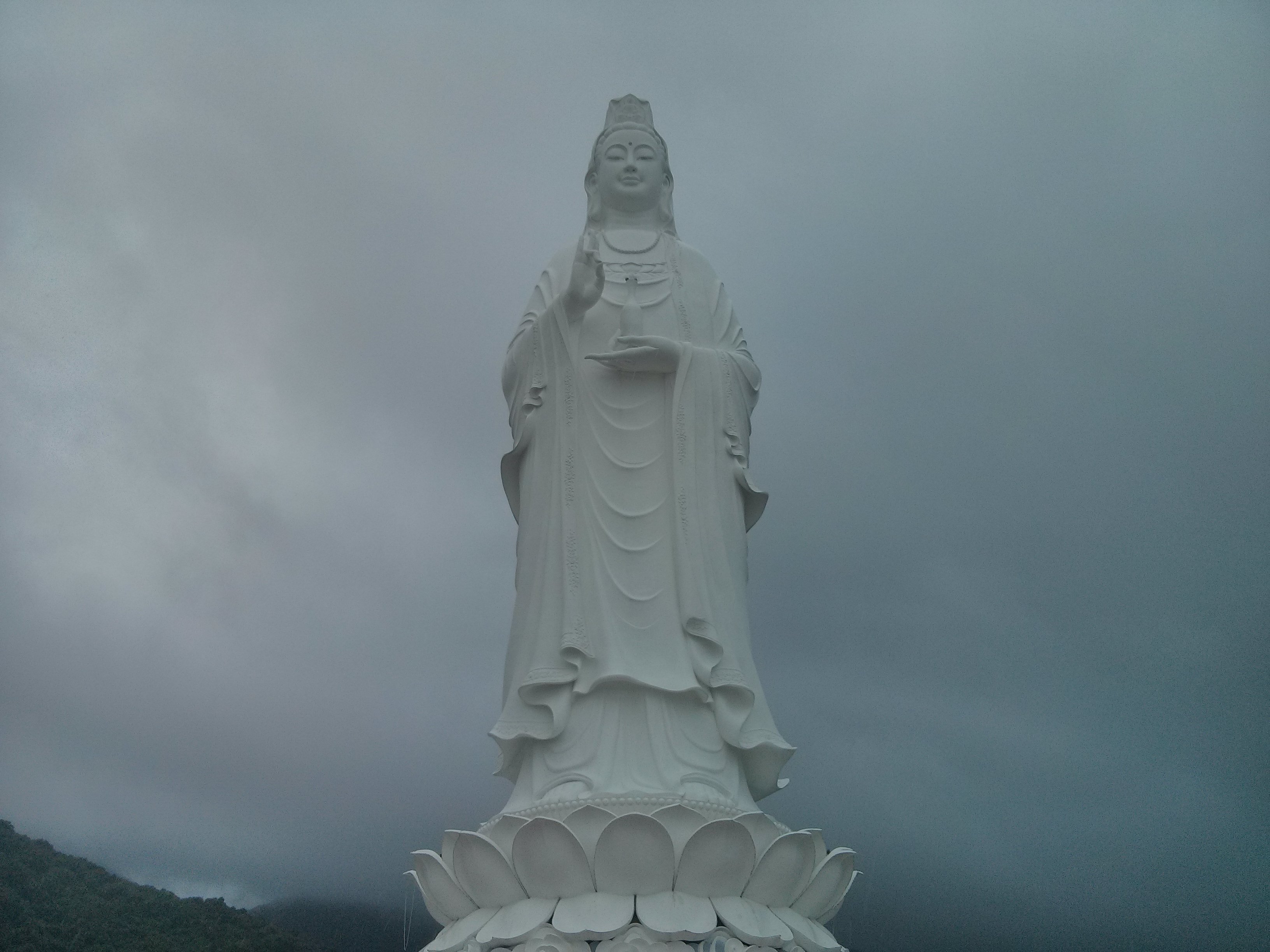 Lady Buddha sous la pluie de Da Nang