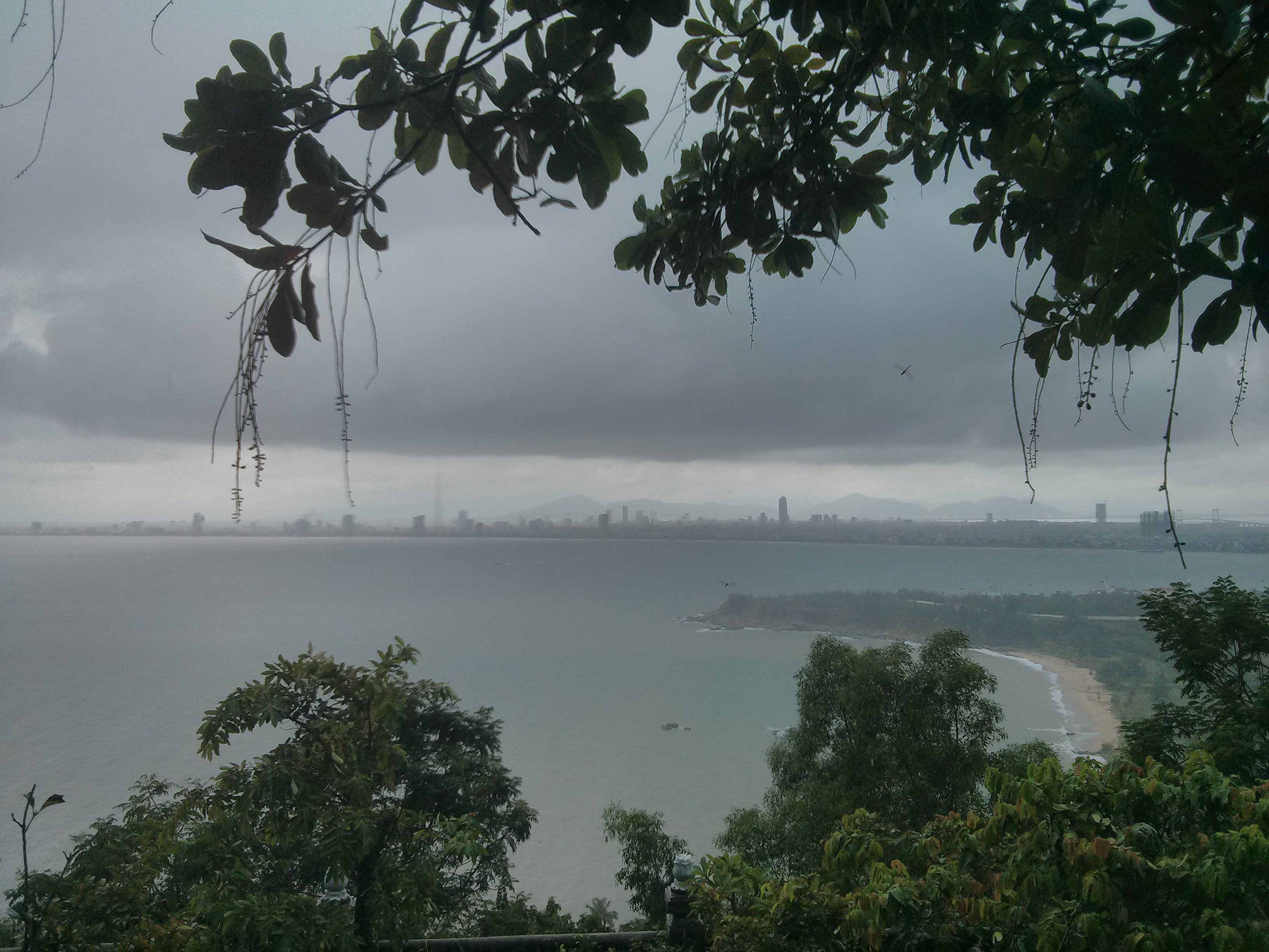 Vue de Da Nang beach en haut de la montagne