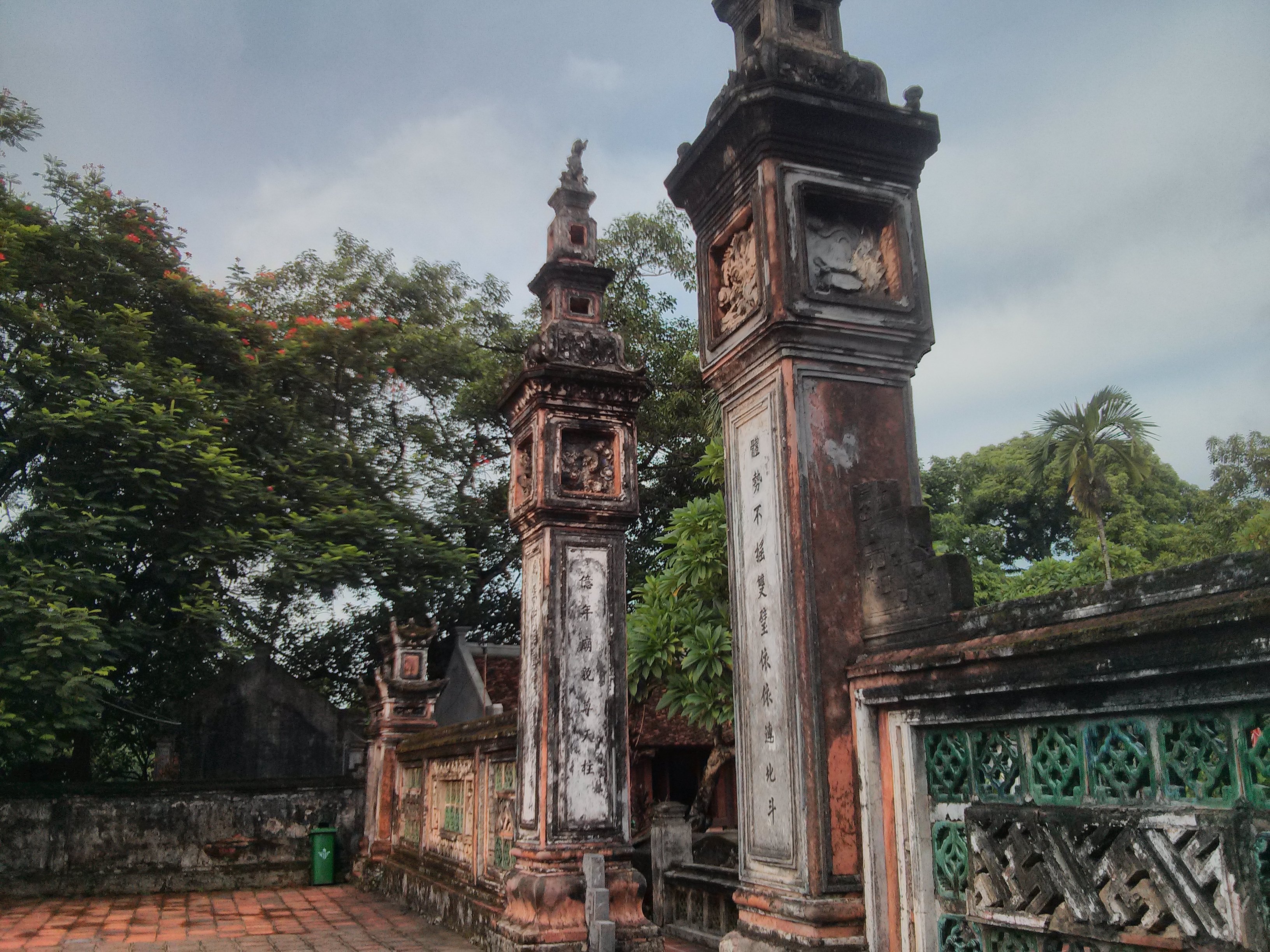 Entrée d’un des temple de Nha Hang